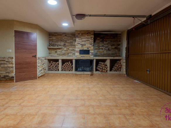 Adosado ubicado en Isso con gran espacio de 180