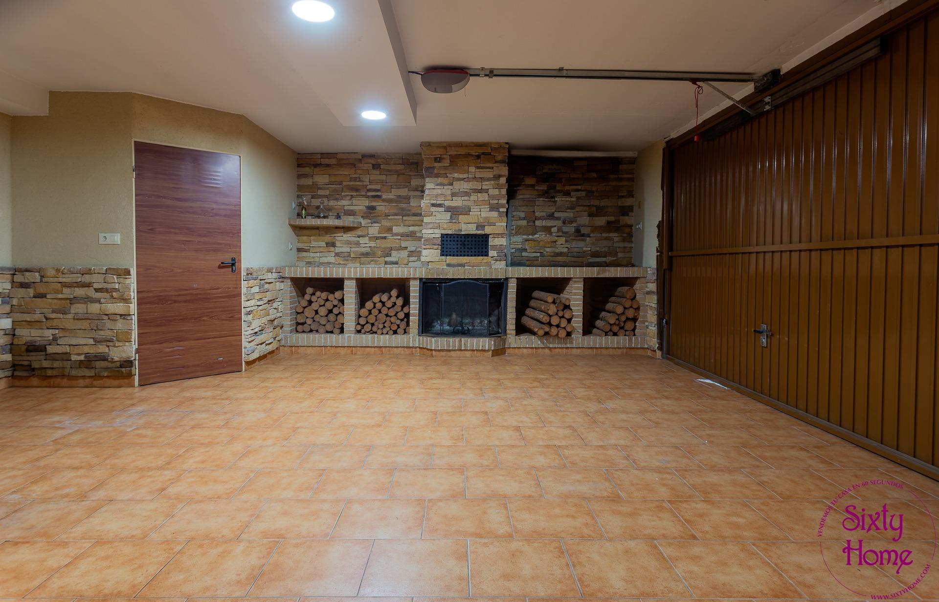 Adosado ubicado en Isso con gran espacio de 180