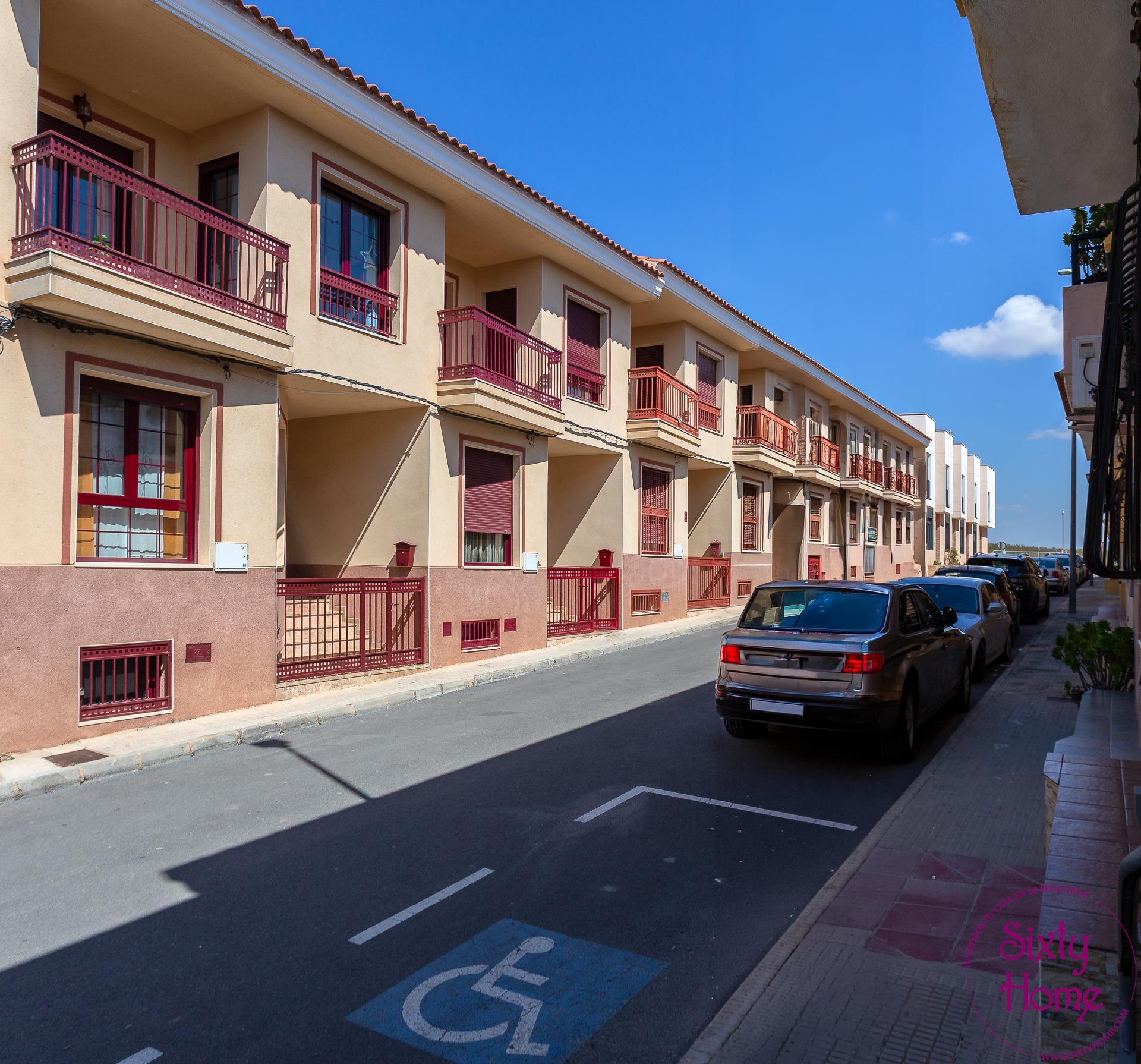 Adosado con 180 en el centro de Isso