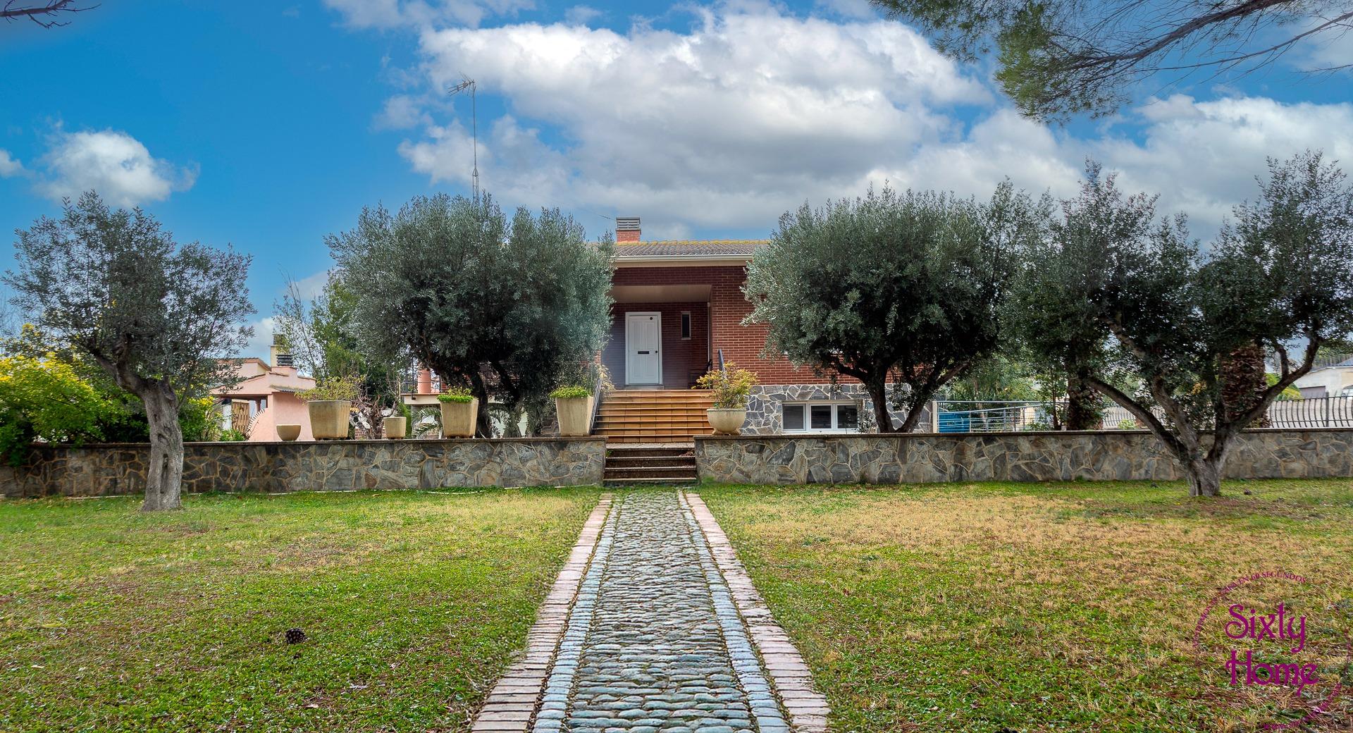 Chalet independiente en Urbanización el Zorongo