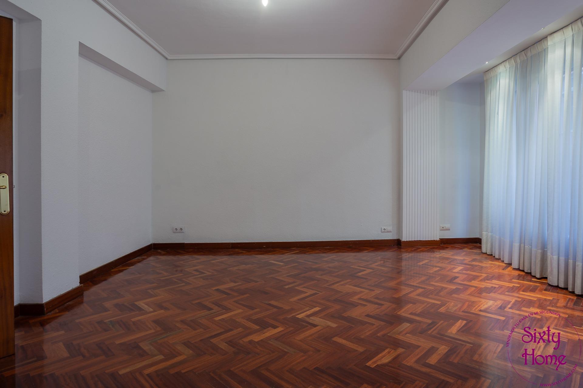Piso de 4 dormitorios y terraza junto a plaza de España