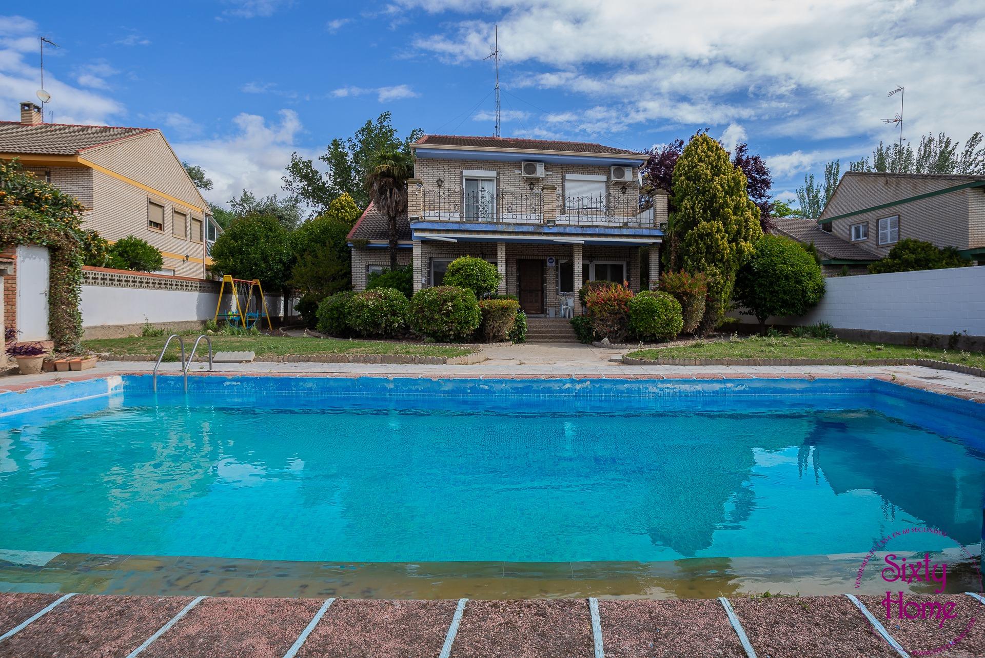 Chalet independiente con piscina en Cadrete