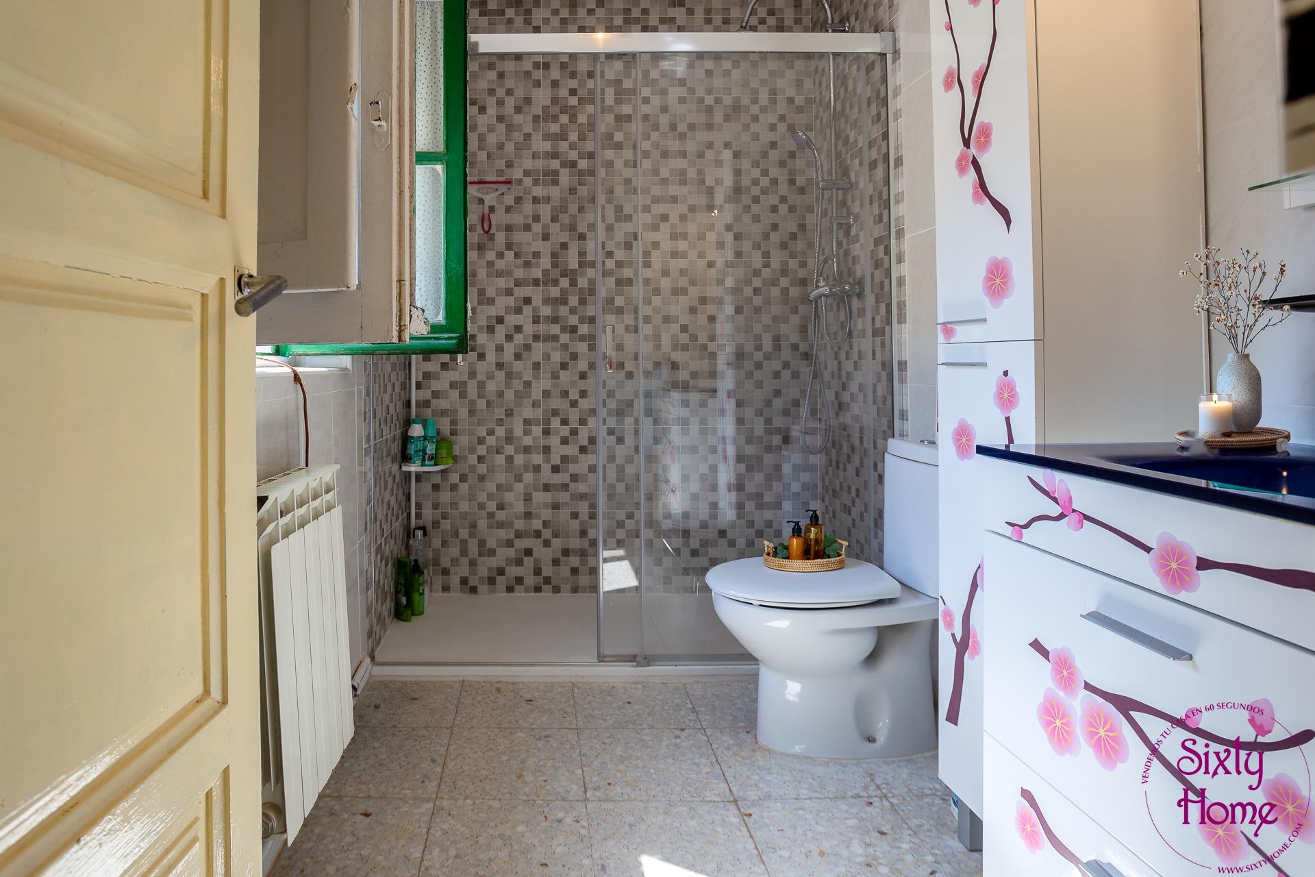 Casa ubicado en Centro del pueblo con gran espacio