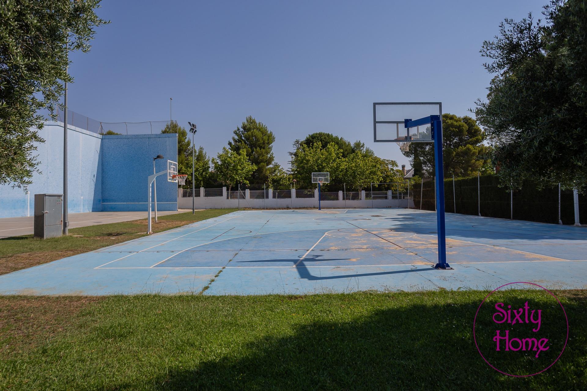 Chalet en Zuera con excelente ubicación en Urb. Las Lomas