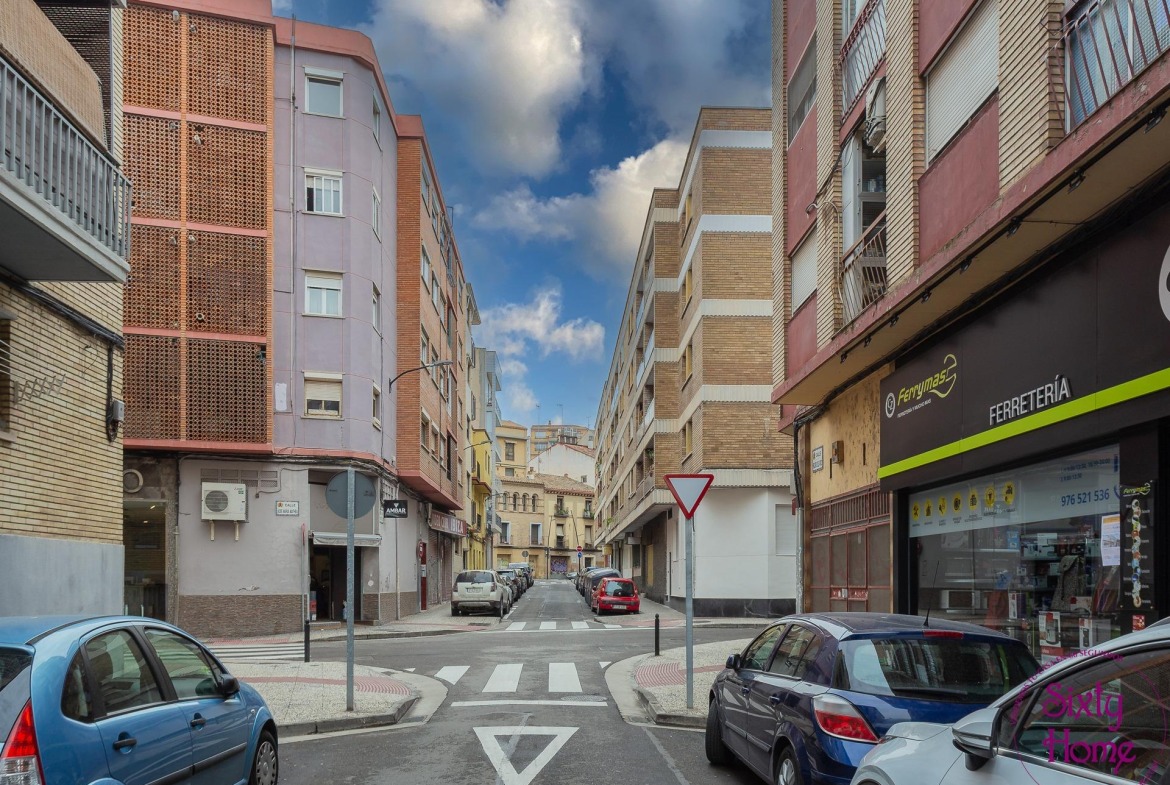 Los mejores barrios de Zaragoza para vivir: guía por zonas 1 Calle de un barrio de Zaragoza con comercios en los bajos.