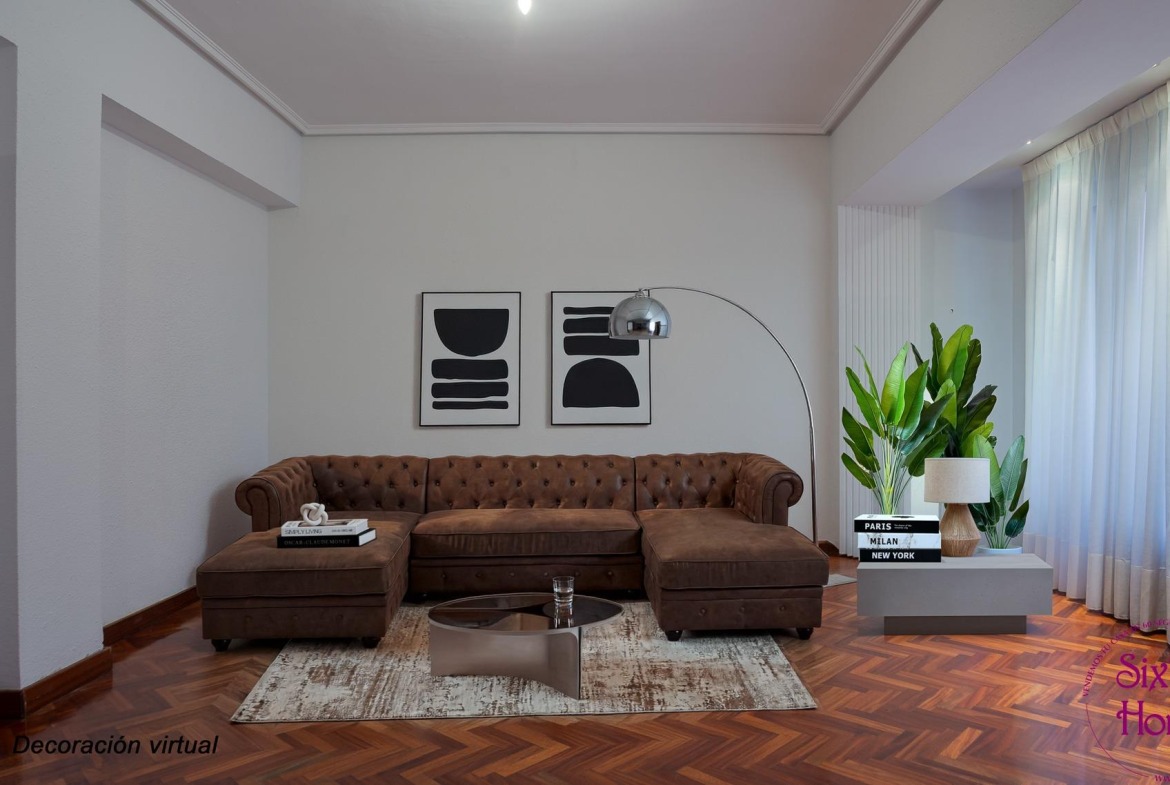 Salón de un piso reformado con suelo de parquet.