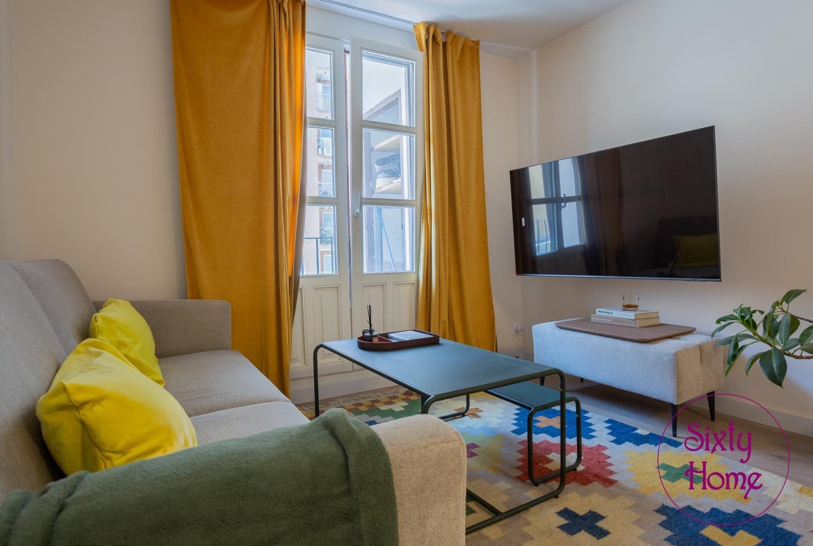 ¿Cuánto se tarda en vender un piso en Zaragoza? 2 Salón reformado y amueblado de un piso en venta.