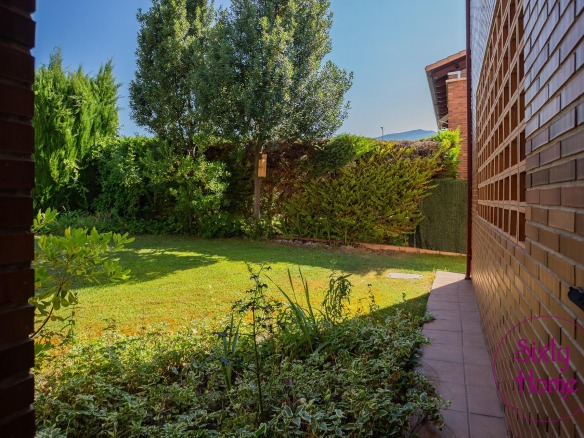 Chalet de 900 en el centro de Nueno
