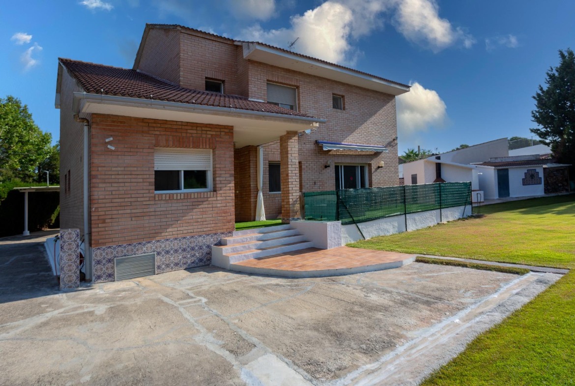 Vivienda unifamiliar de ladrillo en Zuera, en el valle del Gállego.