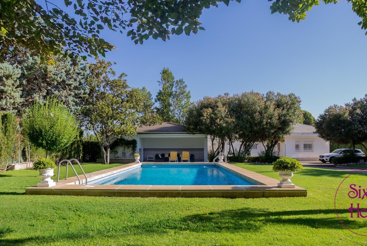 Vivir en Quinto (Zaragoza): servicios, transporte y casas 1 Chalet independiente con jardín y piscina.