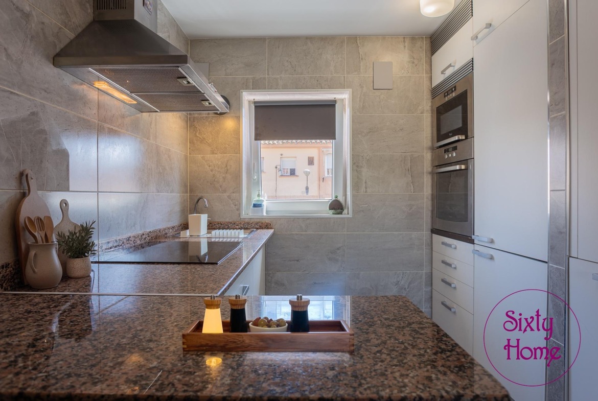 Vender tu piso por tu cuenta en Zaragoza: lo que implica de verdad 3 Cocina reformada con encimera de granito.