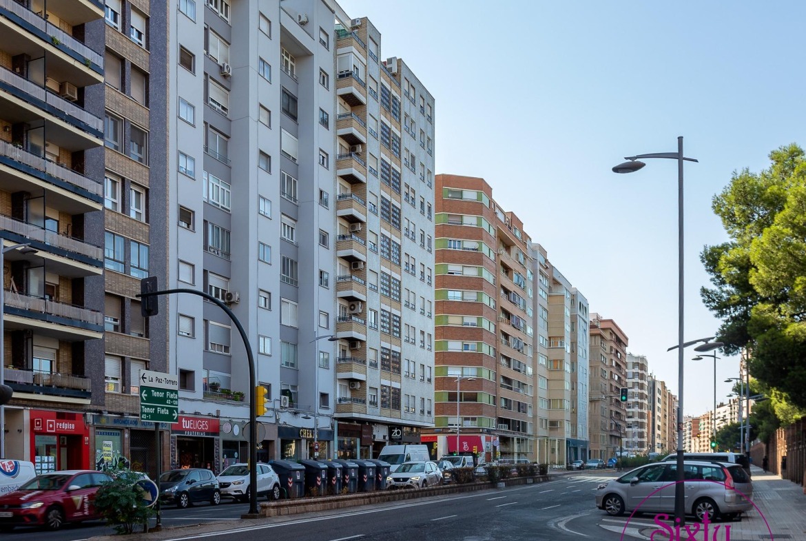 Cuánto cuesta un piso en Zaragoza en 2026 3 Bloques de viviendas en una avenida de Zaragoza.