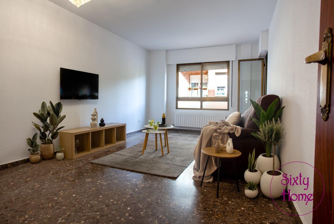Valor catastral y valor de mercado: en qué se diferencian 2 Salón de un piso con televisión y mueble bajo.
