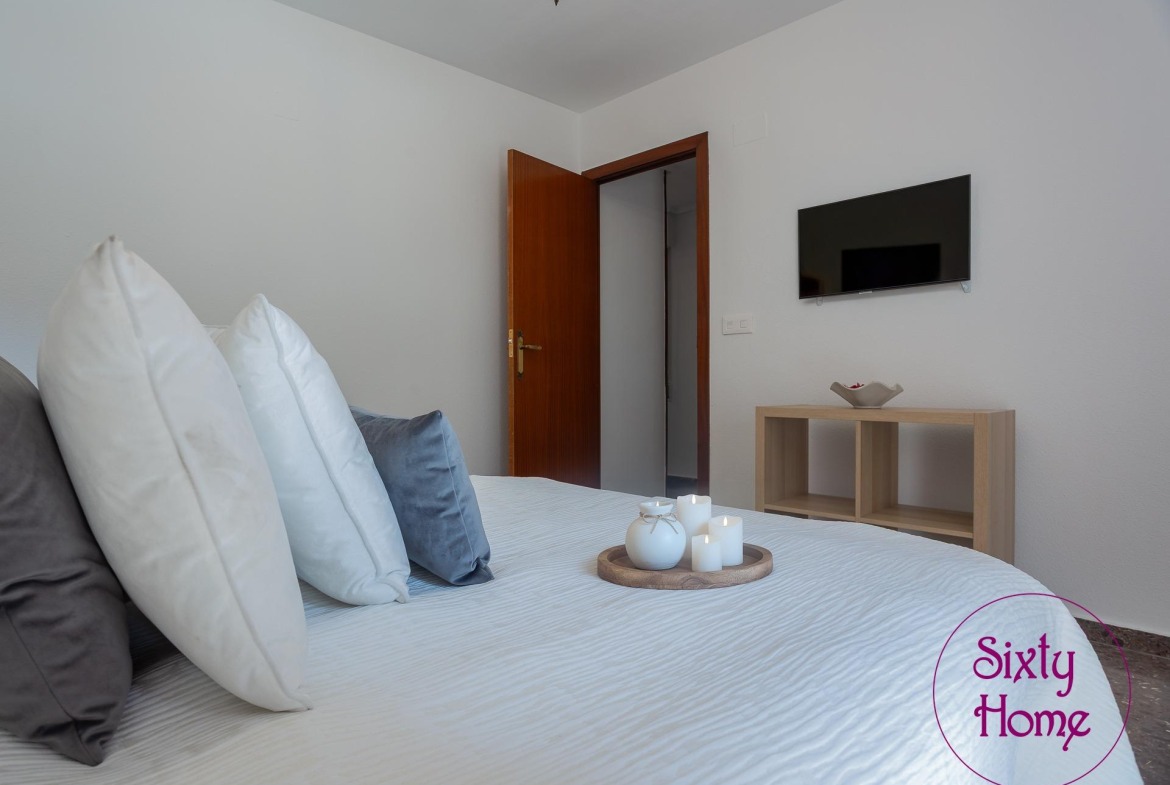¿Vender o alquilar mi piso en Zaragoza? Cómo decidirlo con números 1 Dormitorio preparado para la visita de un comprador.