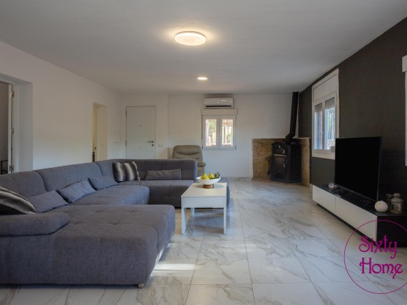 Casa independiente con terreno en urbanización El mirador del Penedés
