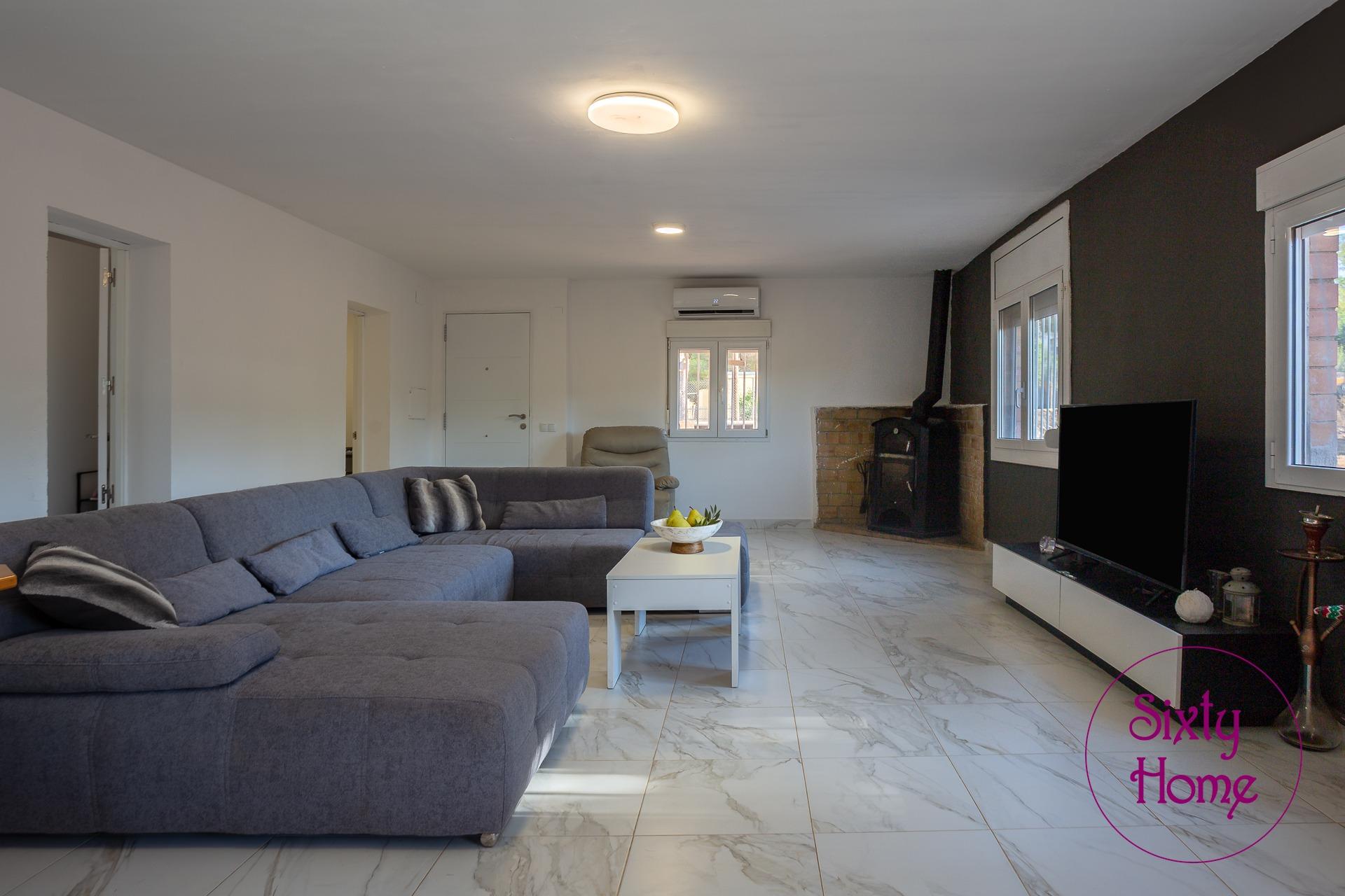 Casa independiente con terreno en urbanización El mirador del Penedés
