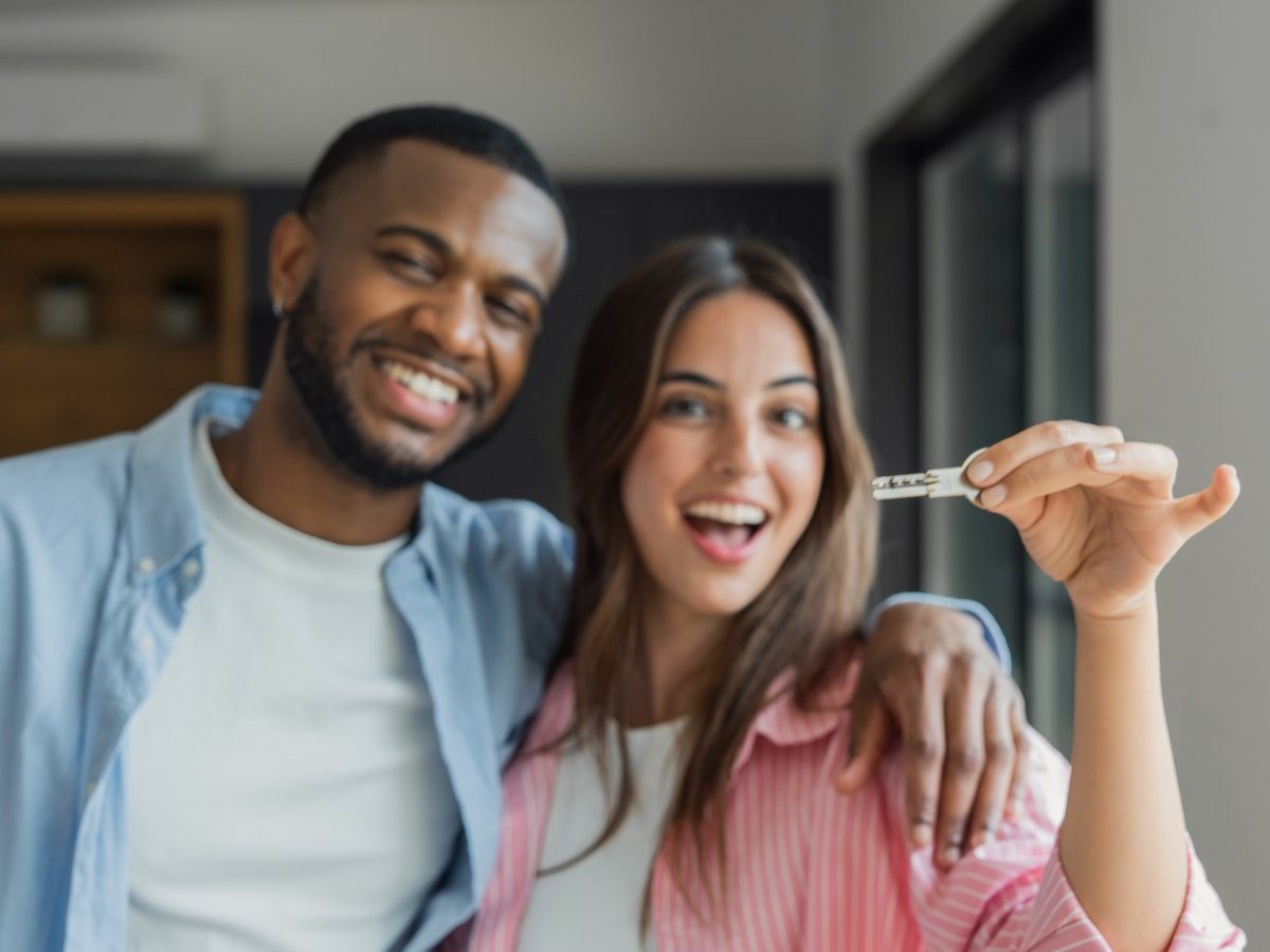 Los mejores barrios de Zaragoza para vivir: guía por zonas 2 Pareja joven con las llaves de su primera vivienda en un barrio de Zaragoza