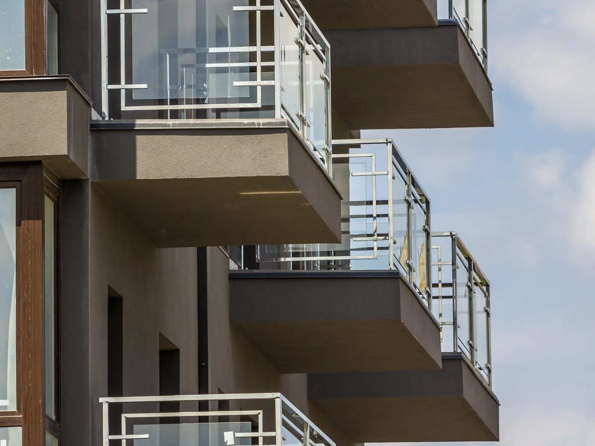 Los mejores barrios de Zaragoza para vivir: guía por zonas 1 Fachada con balcones de un edificio de viviendas, típica de los barrios consolidados de Zaragoza
