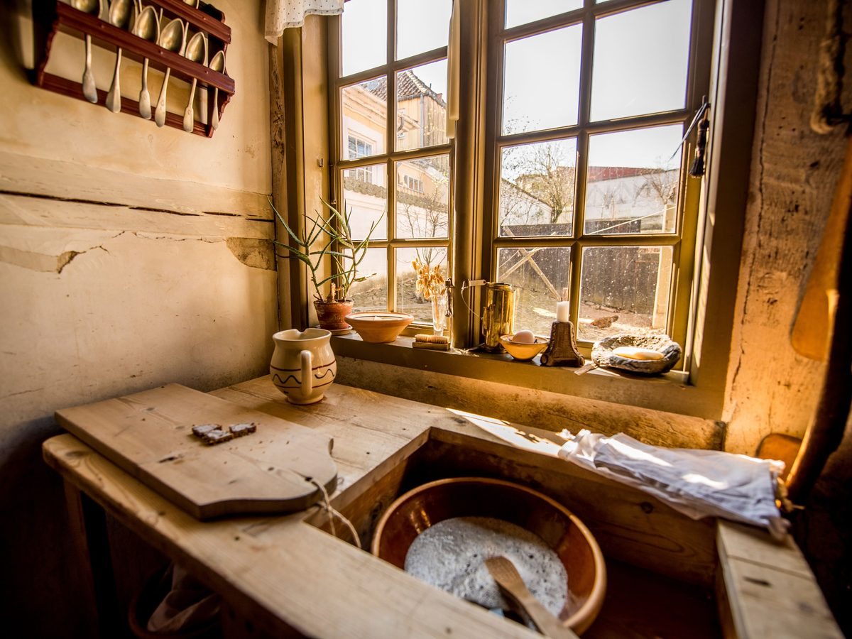 ¿Hace falta cédula de habitabilidad para vender en Aragón? 2 Interior de una vivienda antigua con ventana de madera, el tipo de casa donde surge la duda