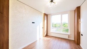 Interior luminoso de una vivienda vacía lista para obtener la cédula de habitabilidad en Aragón