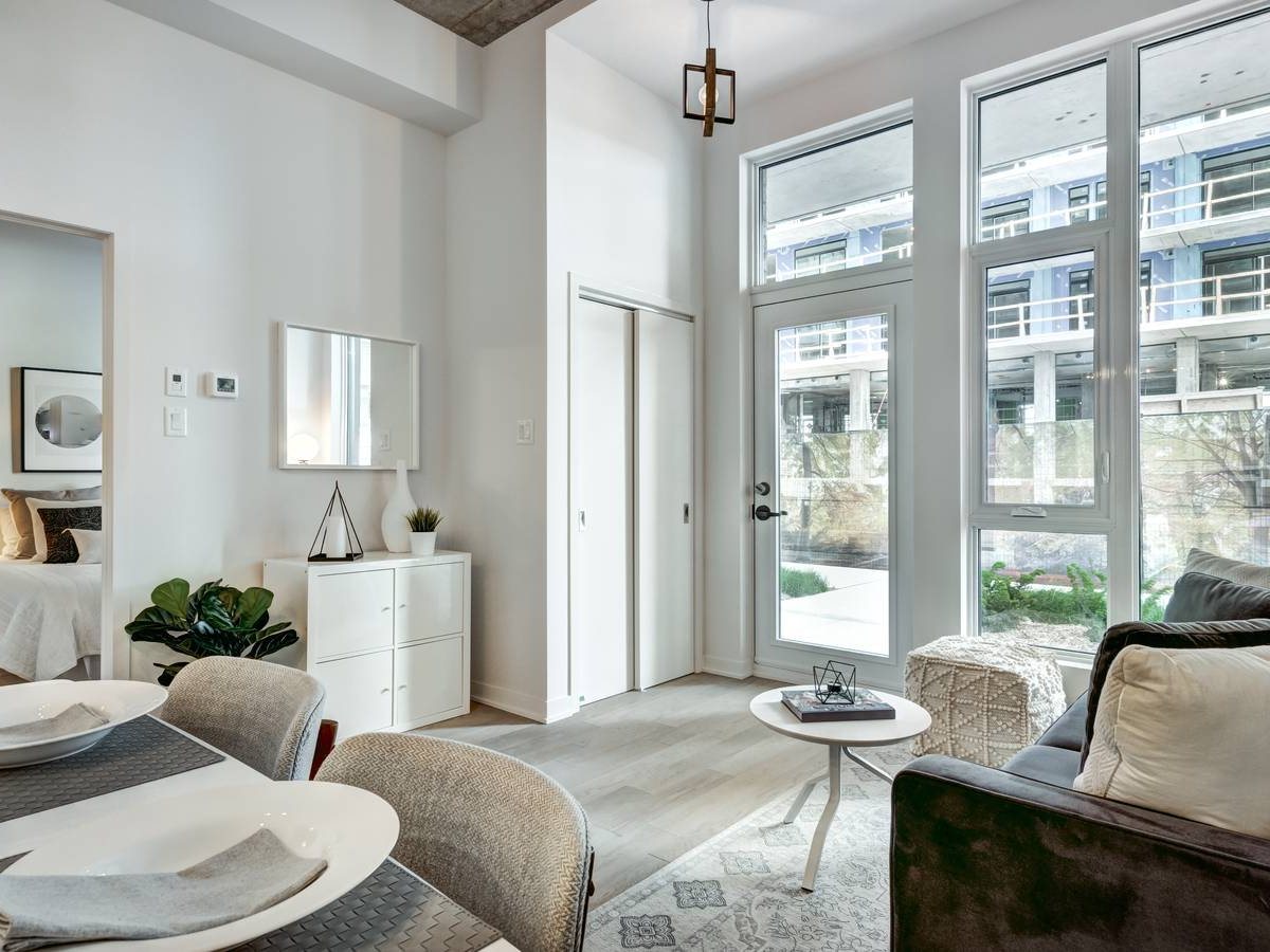 ¿Cuánto se tarda en vender un piso en Zaragoza? 3 Salón y comedor con grandes ventanales y mucha luz natural, la clave de cómo enseñar un piso para vender en Zaragoza