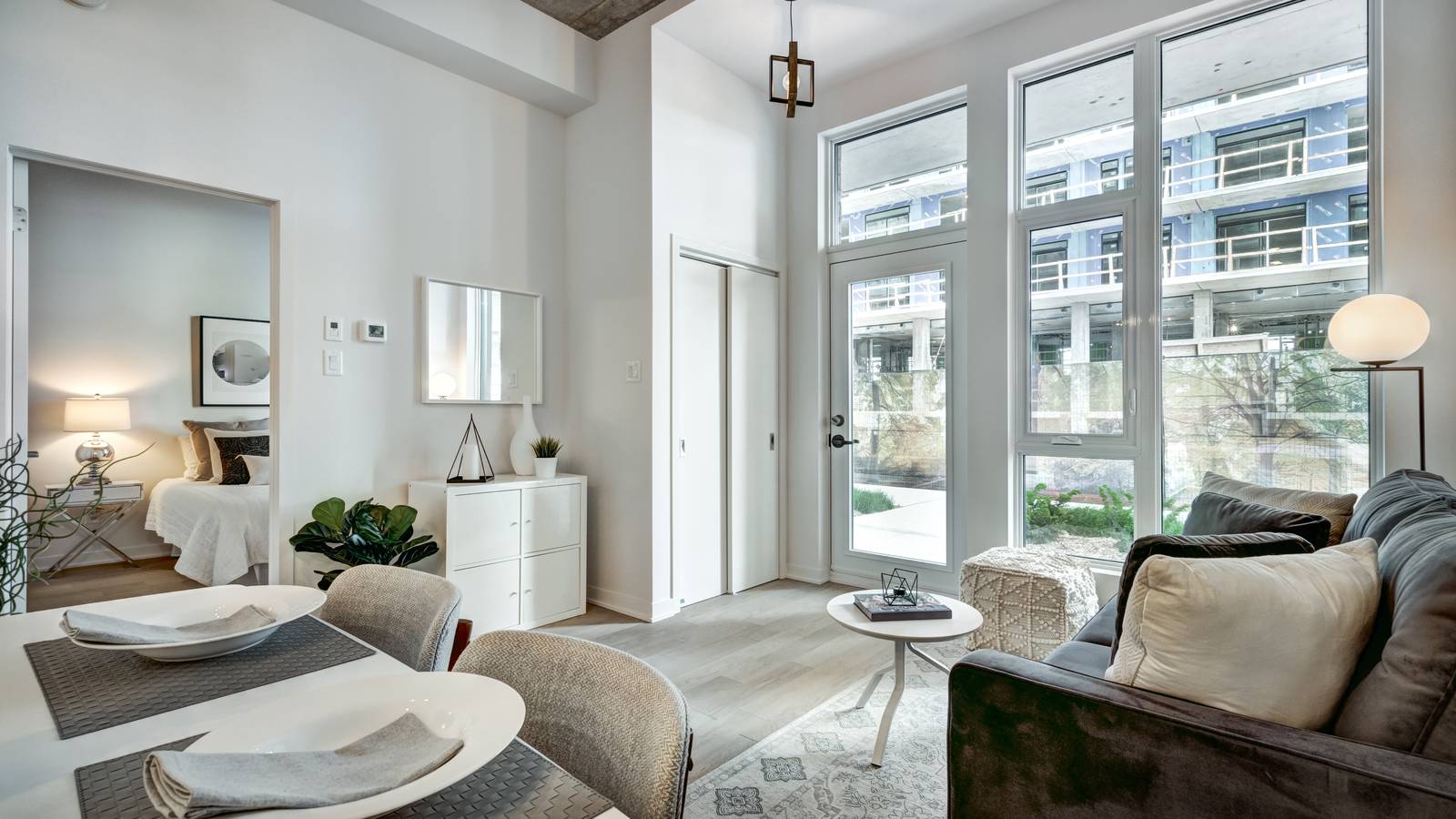 Salón luminoso de una vivienda, uno de los factores que más influyen en su valoración
