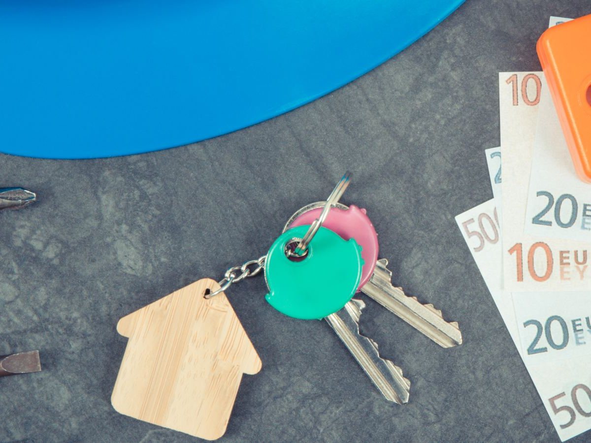 Valor catastral y valor de mercado: en qué se diferencian 2 Llaves de una vivienda junto a billetes de euro, al comparar precio pagado y valor de referencia