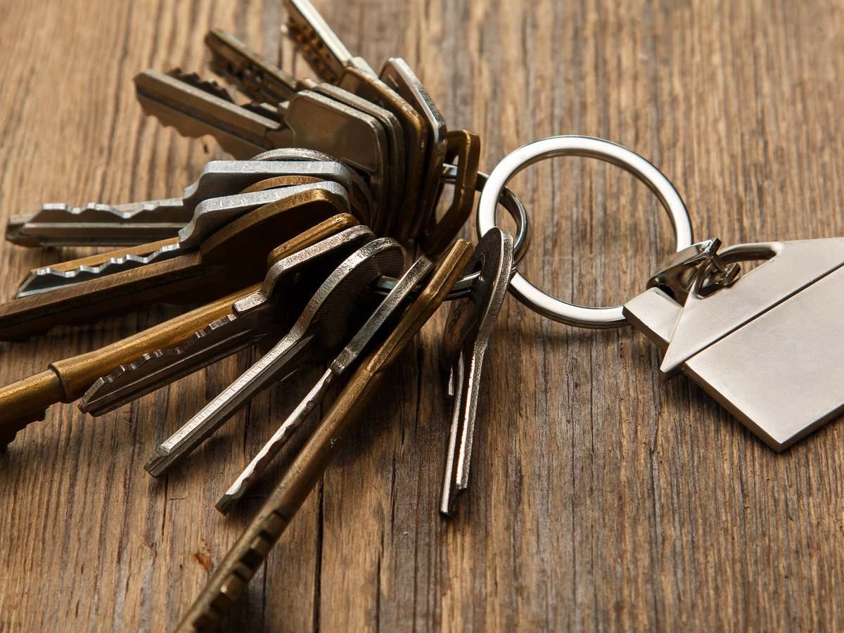 Cuánto cuesta un piso en Zaragoza en 2026 1 Manojo de llaves de vivienda sobre una mesa, al calcular el presupuesto para comprar piso en Zaragoza