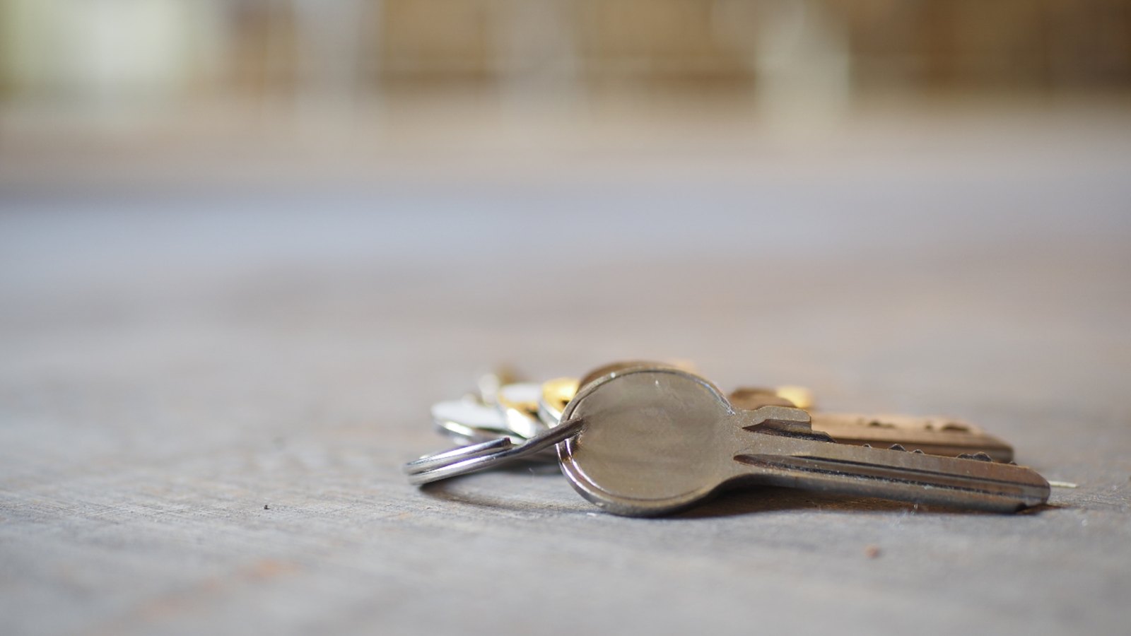Llaves de una vivienda sobre una mesa mientras espera comprador