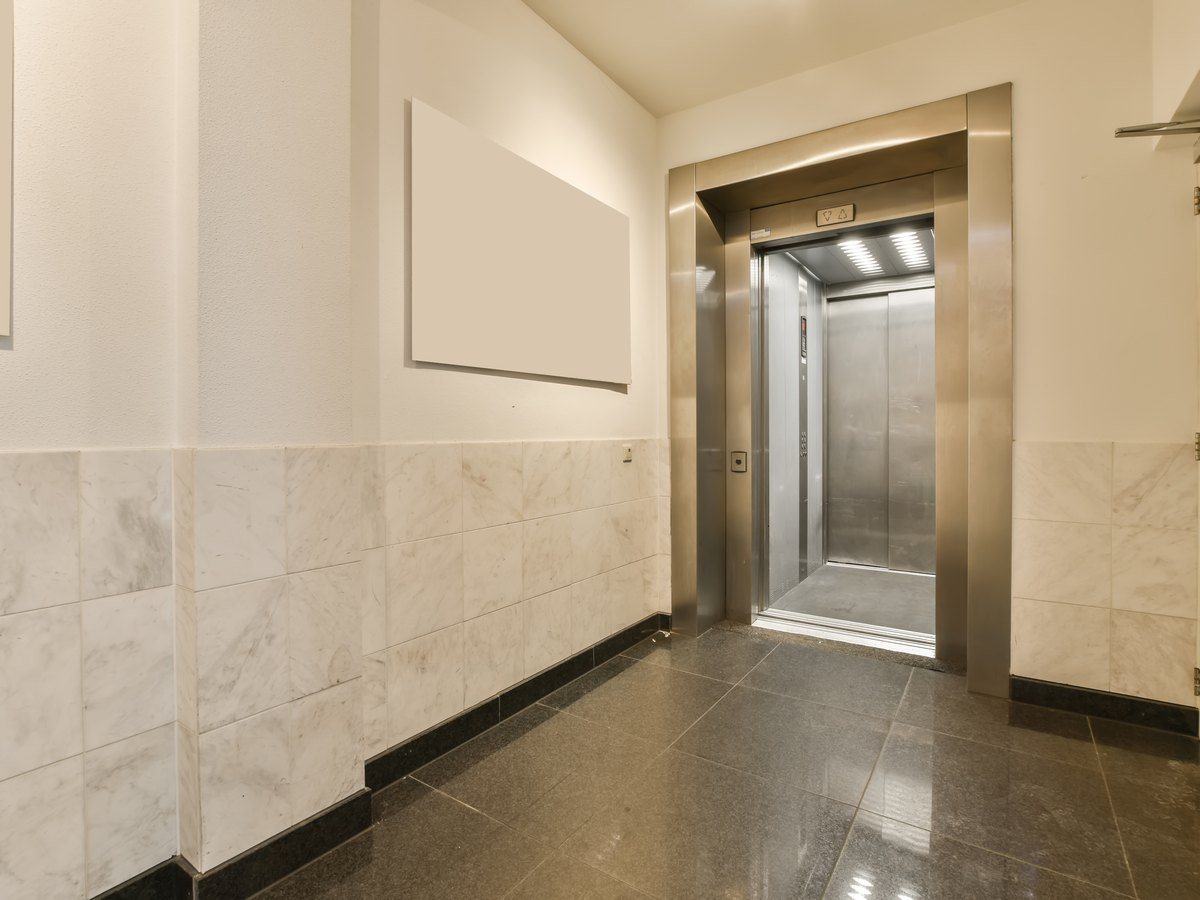 Cómo se valora una vivienda: qué factores determinan el precio 3 Ascensor y rellano de un edificio de viviendas, uno de los factores que más valor suma