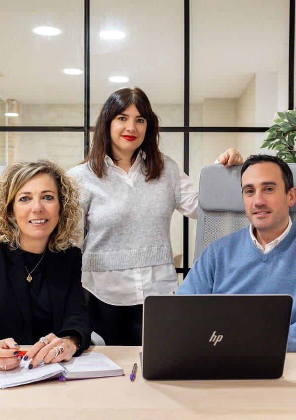 Inmobiliaria en Sástago 3 Tres personas del equipo de Sixty Home en su mesa de trabajo, inmobiliaria que trabaja en Sástago