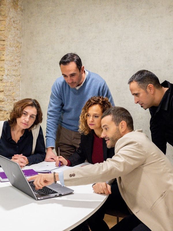 Inmobiliaria en Brea de Aragón 1 Equipo de Sixty Home trabajando en la oficina, inmobiliaria que trabaja en Brea de Aragón