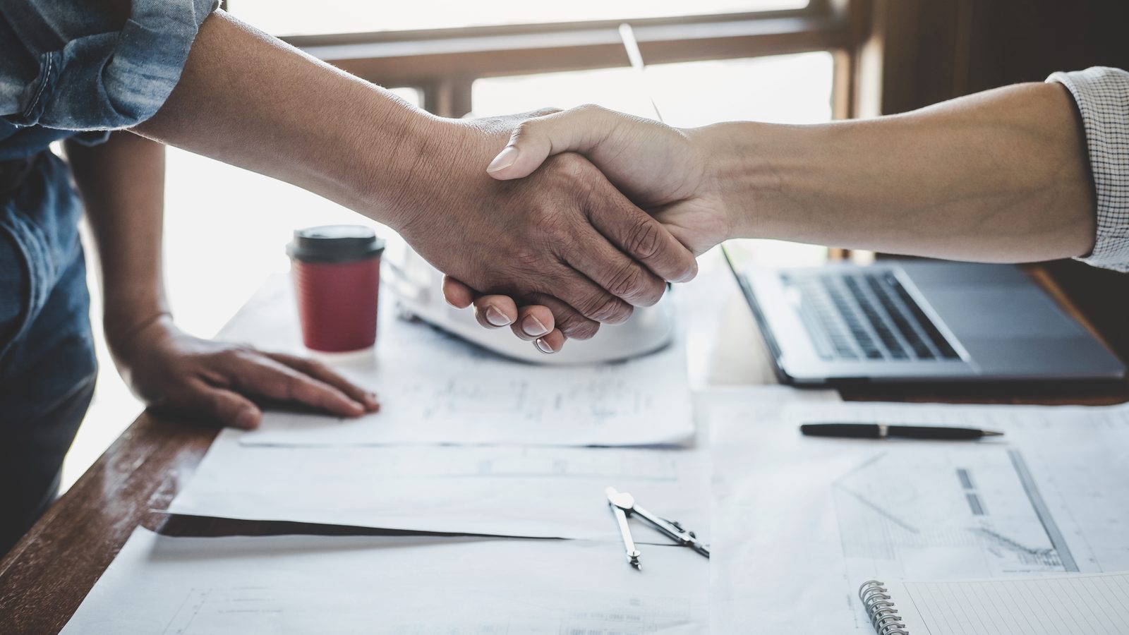 Firma del encargo de venta con una inmobiliaria en Zaragoza