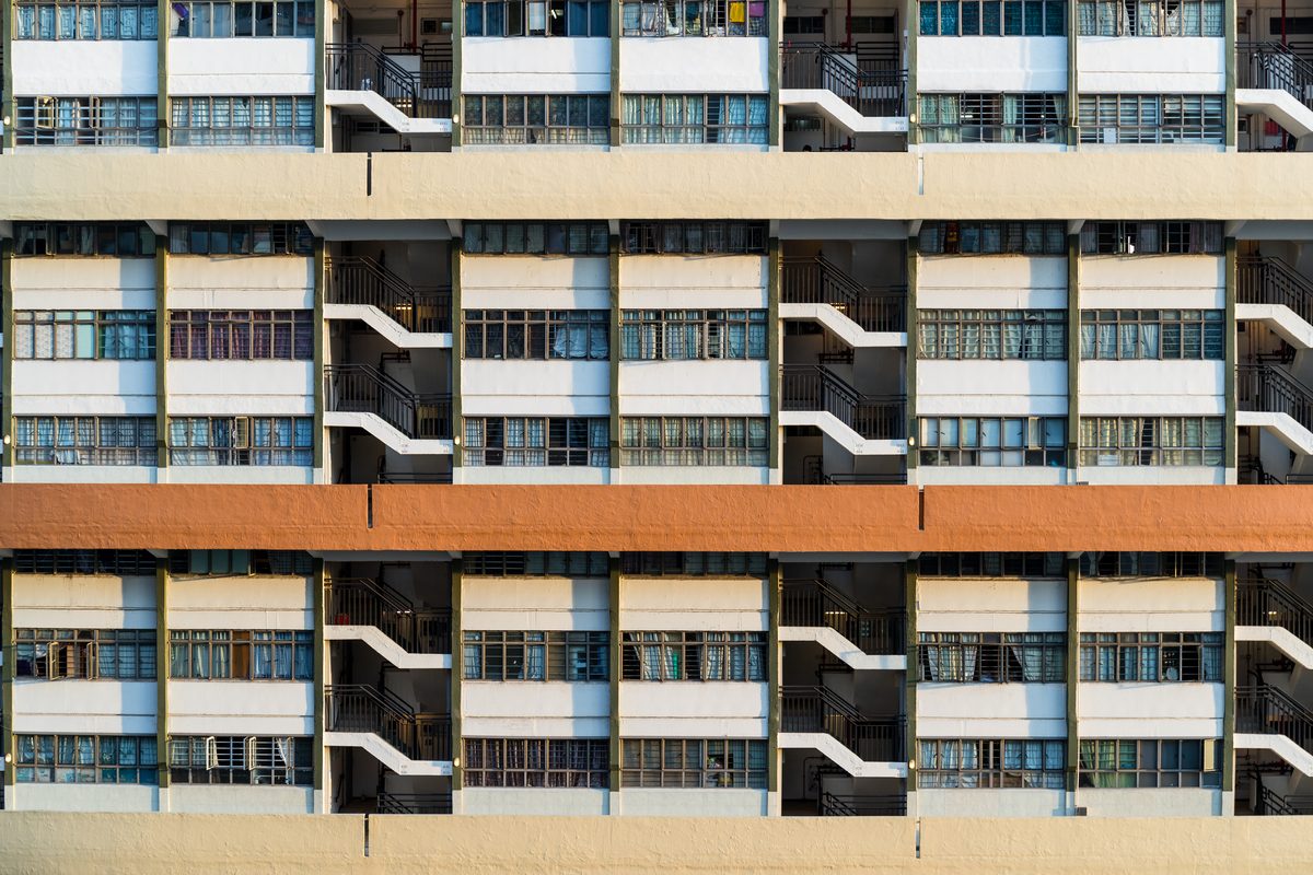 ¿Vender o alquilar mi piso en Zaragoza? Cómo decidirlo con números 3 Fachada de un edificio de viviendas en Zaragoza