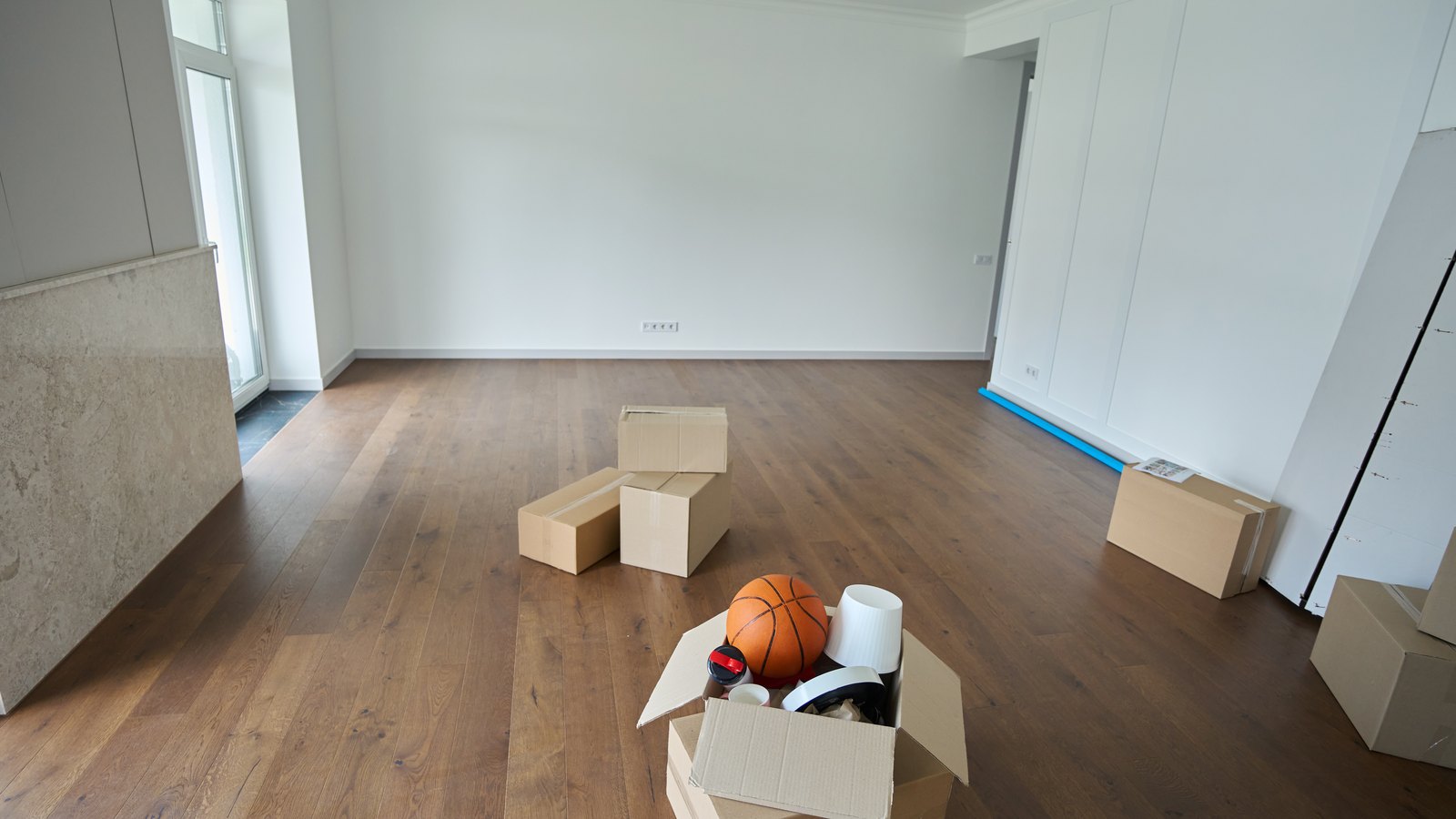 Cajas de mudanza en un salón de quien necesita vender su piso con urgencia