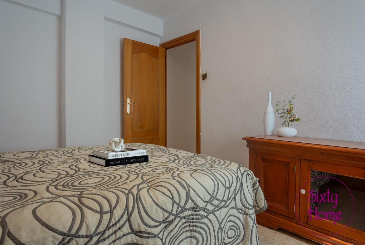 ¿Cuánto se tarda en vender un piso en Zaragoza? 4 Dormitorio con cama de matrimonio y cómoda de madera, ordenado como uno de los pasos para vender un piso en Zaragoza