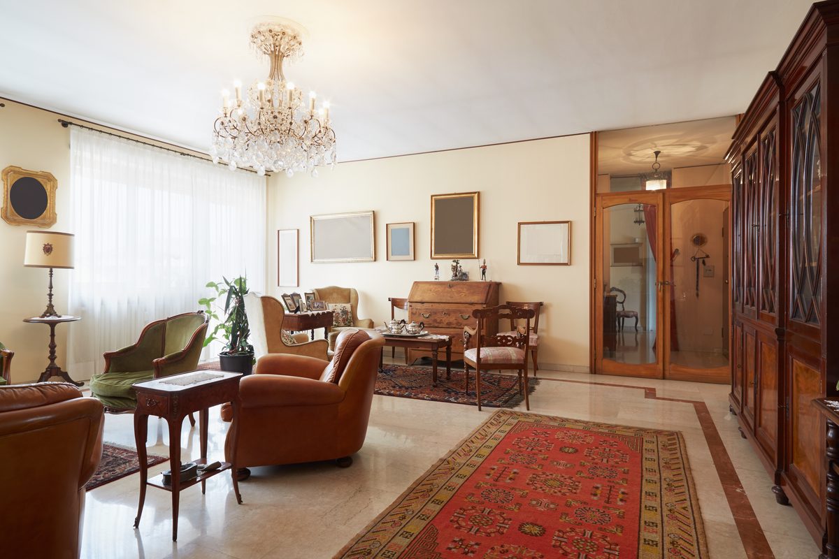 Vender un piso heredado entre varios hermanos en Zaragoza 1 Salón de una vivienda heredada en Zaragoza, con los muebles de toda la vida
