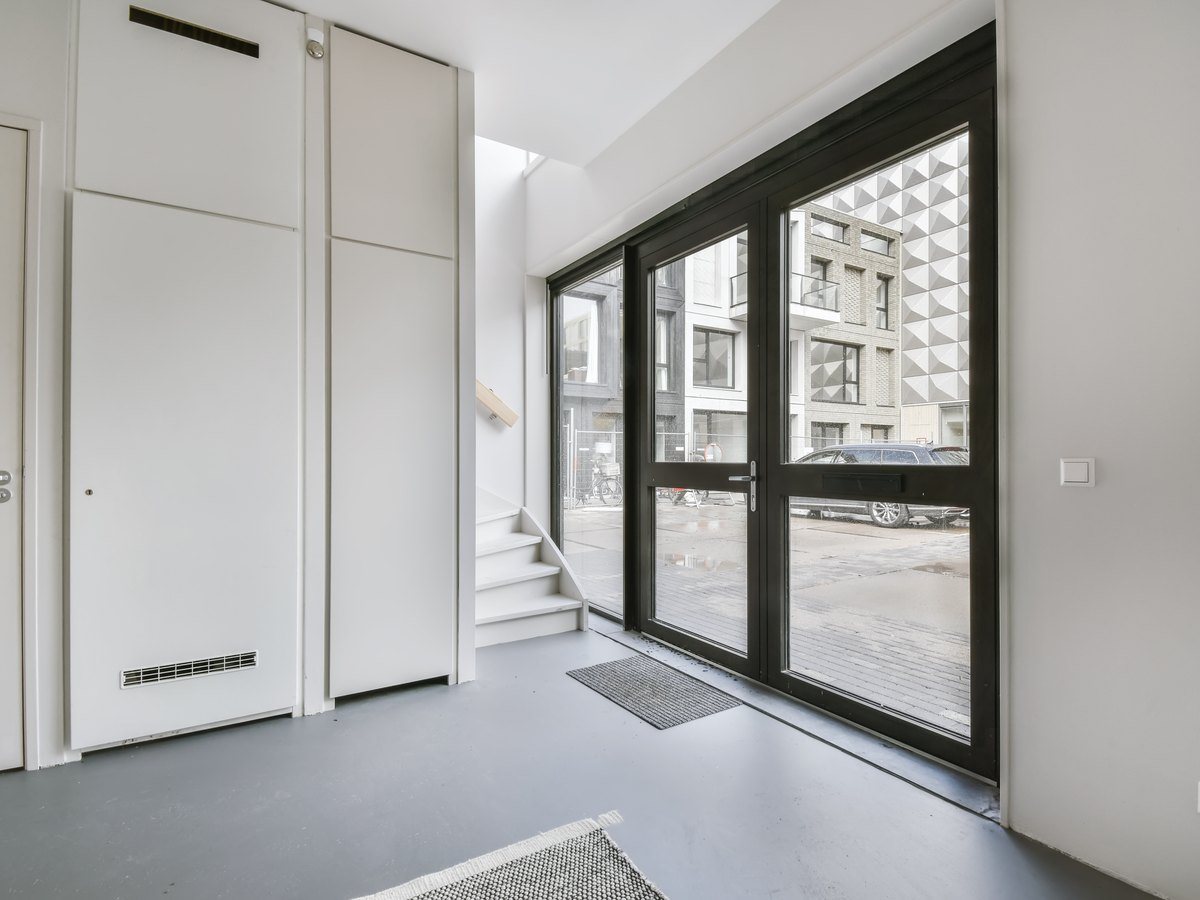 Vender un piso ocupado en Zaragoza: qué se puede hacer y a qué precio 1 Entrada y portal de un edificio de viviendas, donde empieza el problema de la ocupación