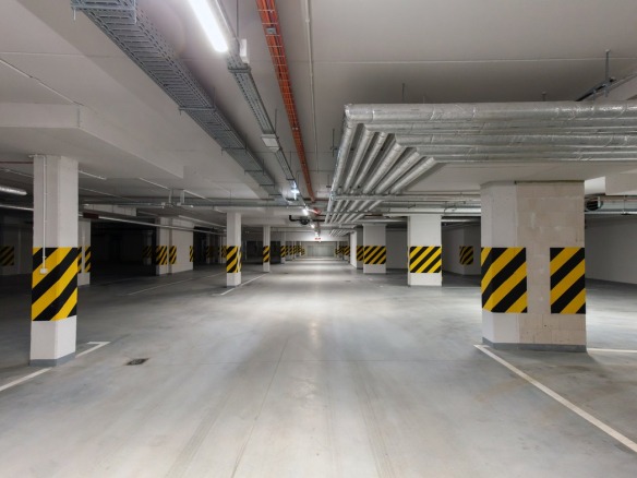 Aparcamiento subterraneo vacio con sus plazas marcadas