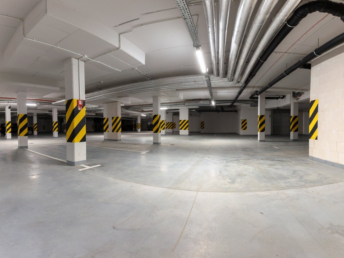 ¿Es una buena decisión invertir en plazas de garaje? 1 Aparcamiento subterráneo con plazas de garaje marcadas, como las que se compran en Zaragoza
