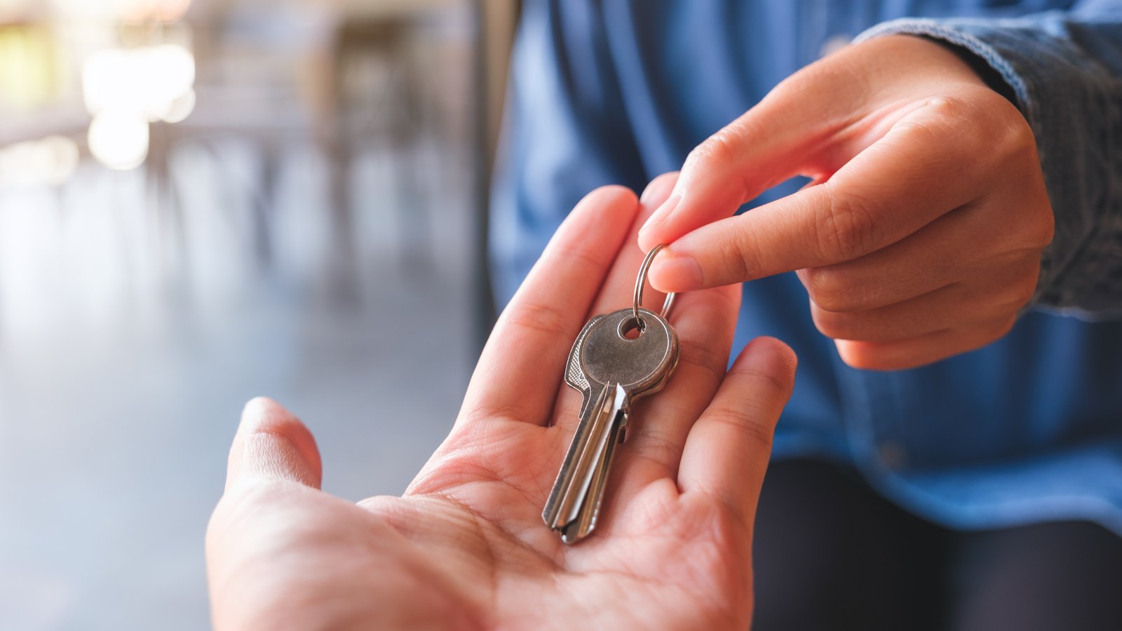Entrega de las llaves de una vivienda vendida en Zaragoza