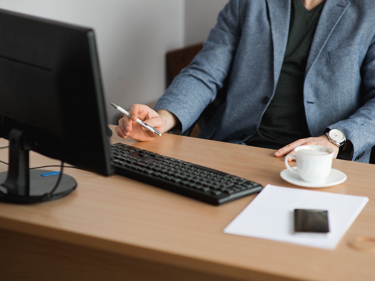 Persona consultando en pantalla los datos registrales de una vivienda antes de comprarla