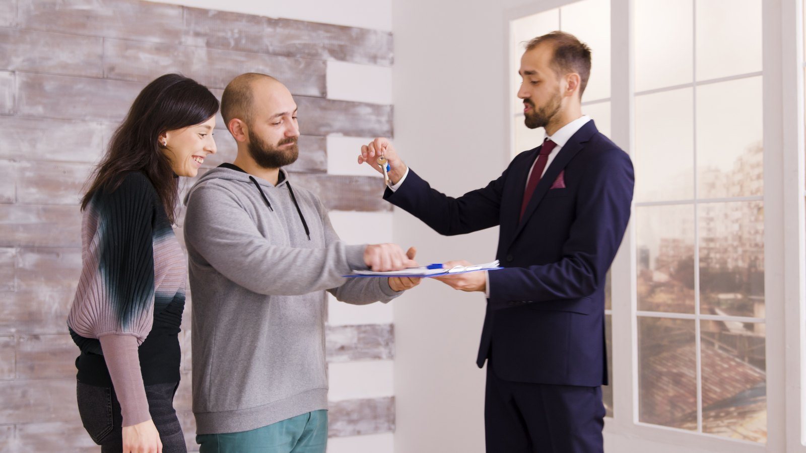 Entrega de llaves y documentación al comprador tras cerrar la venta de un piso