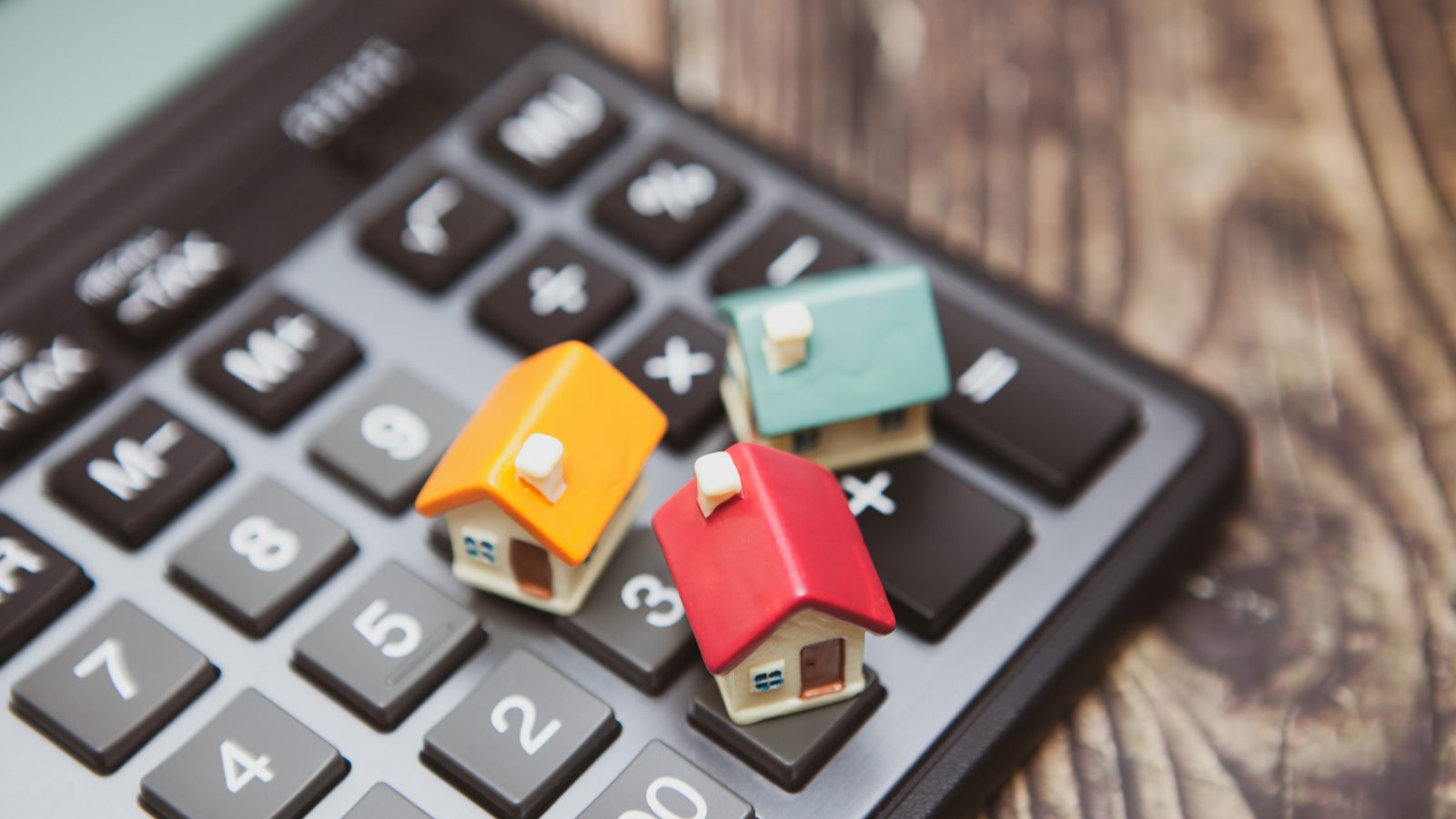 Calculadora y llaves para decidir entre vender o alquilar un piso en Zaragoza