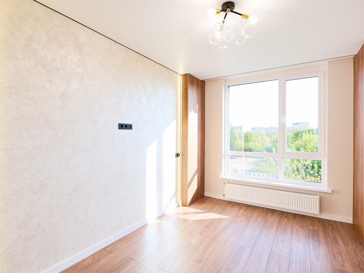 Guía para vender un piso en Zaragoza paso a paso 1 Salón vacío y luminoso de un piso preparado para enseñarlo a los compradores en Zaragoza