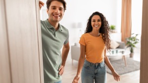Pareja visitando un piso que vende su propietario en Zaragoza