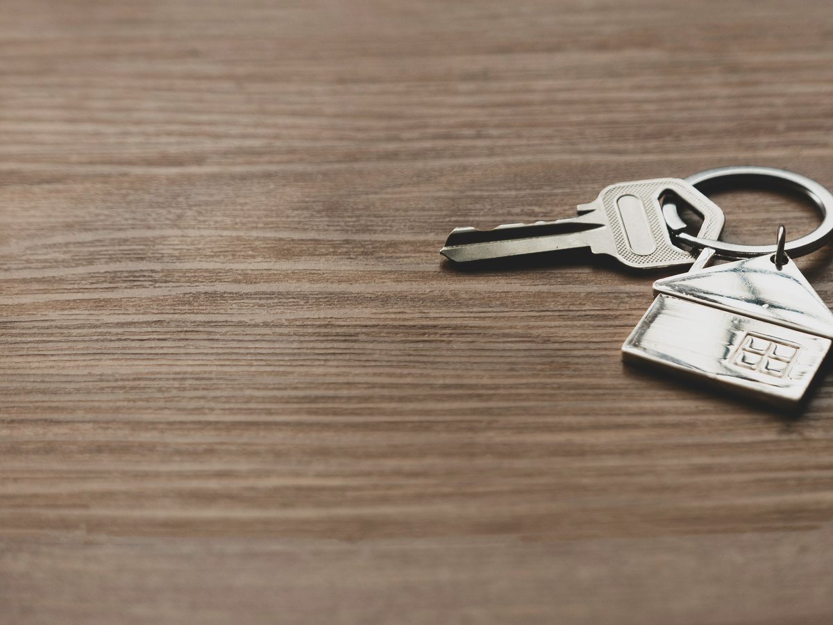 Vender un piso ocupado en Zaragoza: qué se puede hacer y a qué precio 2 Llaves de un piso ocupado que se pone a la venta en Zaragoza