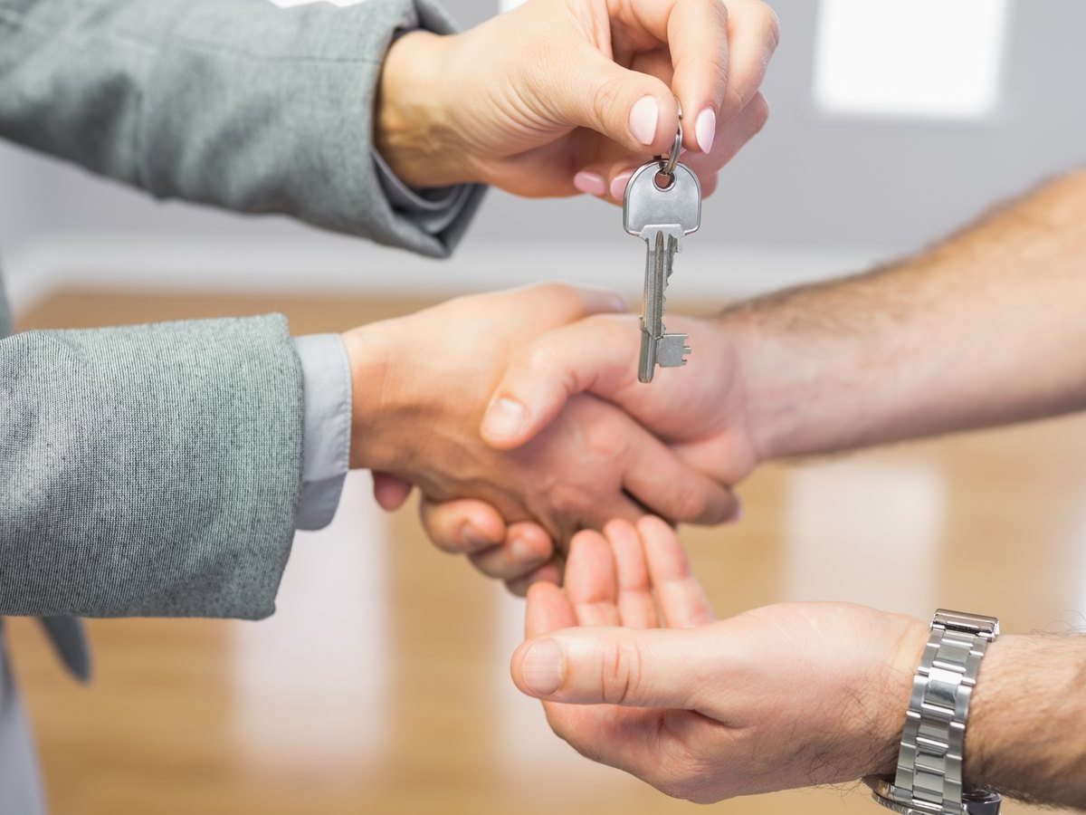 ¿Cuánto se tarda en vender un piso en Zaragoza? 5 Entrega de las llaves al cerrar la venta rápida de un piso