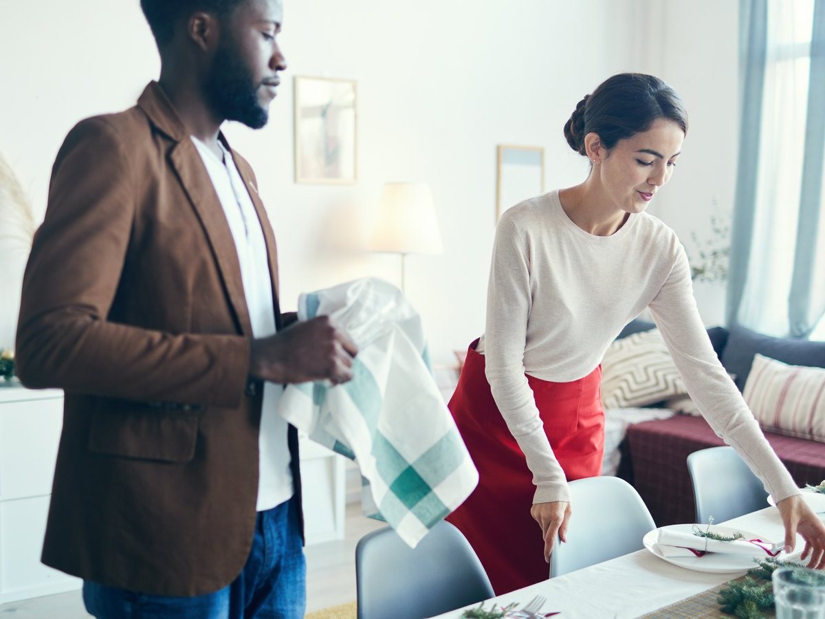 Vivir en Utebo: cómo es, qué servicios tiene y qué vivienda encontrarás 1 Pareja en el salón de su vivienda en Utebo