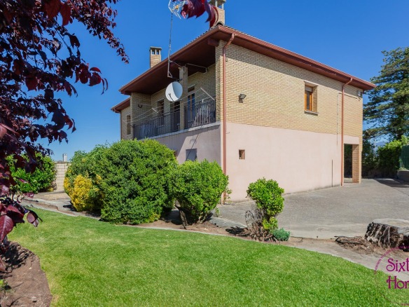 Casa de 5 dormitorios con terreno en Angüés